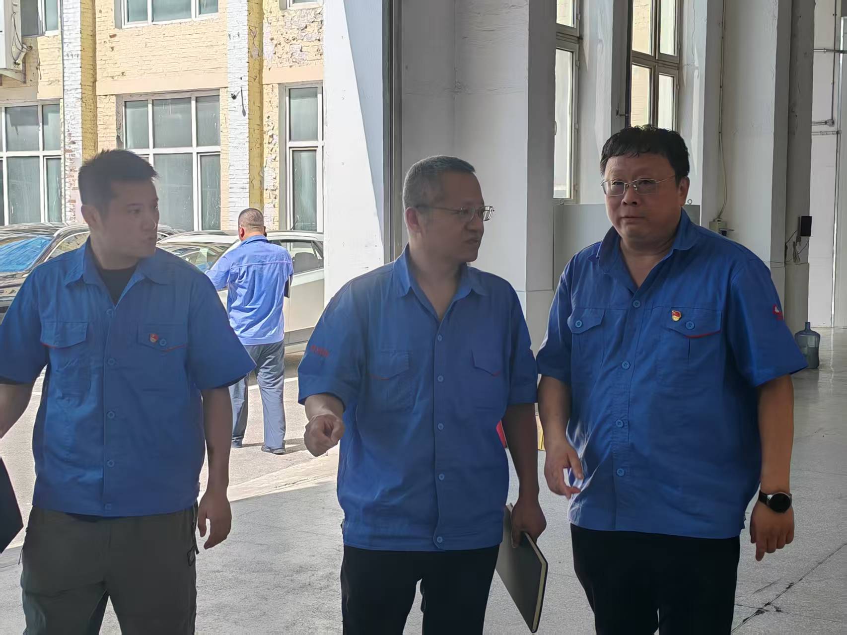 哈玻院黨委書記王士巍一行赴哈爾濱復(fù)合材料設(shè)備開發(fā)有限公司調(diào)研指導(dǎo)并講授專題黨課